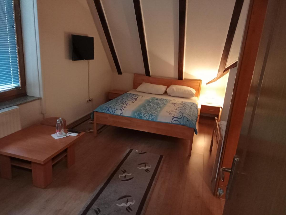 Prenociste/Restoran Lovac Hotel Bihać Eksteriør billede